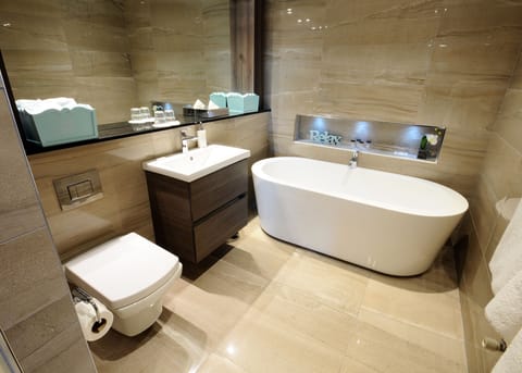 Executive Suite | Bathroom | Combined shower/tub, free toiletries, hair dryer, towels