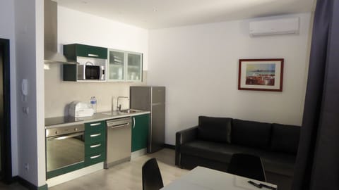 Deluxe Apartment, 1 Bedroom, Patio | Private kitchenette | Fridge, microwave, oven, stovetop