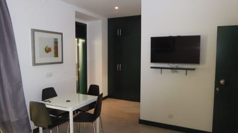 Deluxe Apartment, 1 Bedroom, Patio | In-room dining