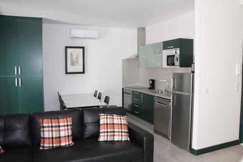 Deluxe Duplex, 2 Bedrooms | Private kitchen | Fridge, microwave, oven, stovetop