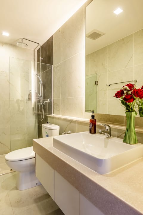 Suite, 1 Bedroom, City View, Garden Area | Bathroom | Free toiletries, hair dryer, towels, shampoo