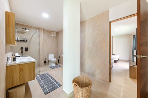 Premium Villa | Bathroom | Shower, free toiletries, hair dryer, towels