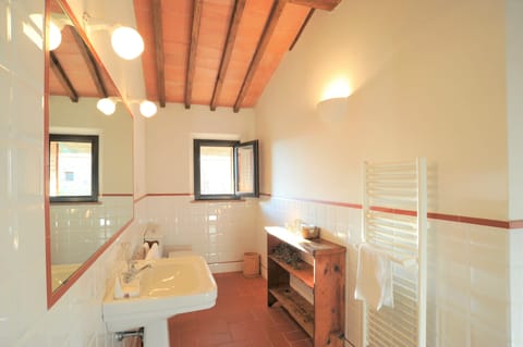 Panoramic Apartment, Garden View | Bathroom | Hair dryer, bidet, towels