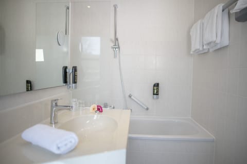 Standard Double Room | Bathroom | Free toiletries, hair dryer, towels