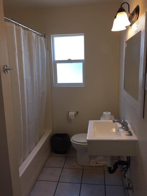 Economy Room | Bathroom | Combined shower/tub, towels