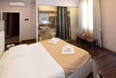 Minibar, in-room safe, desk, free WiFi