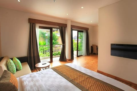 Suite Room with Pool View | Individually decorated, individually furnished, desk, free WiFi