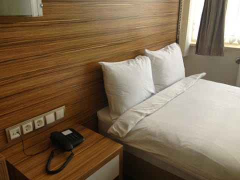 Standard Single Room | Free minibar items, in-room safe, desk, laptop workspace