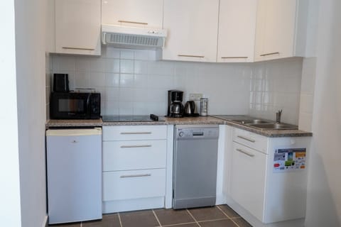 Apartment, 1 Bedroom | Private kitchen | Fridge, microwave, stovetop, dishwasher