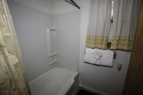 Cabin, 3 Bedrooms | Bathroom | Bathtub, towels, shampoo