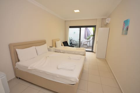 Economy Room, Balcony | Premium bedding, desk, iron/ironing board, free WiFi