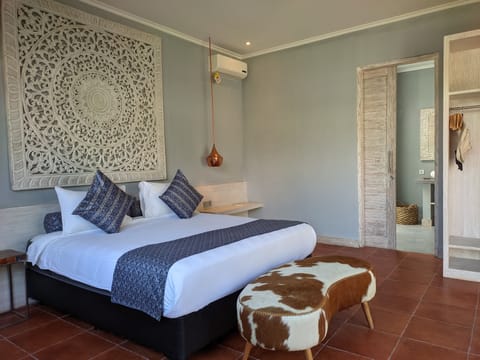 Villa, 2 Bedrooms, Garden View | Minibar, in-room safe, desk, soundproofing