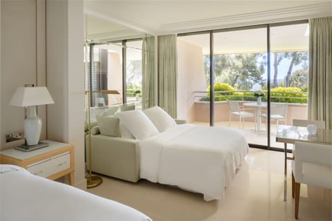 Deluxe Room, 1 King Bed, Smoking, Terrace | Egyptian cotton sheets, premium bedding, free minibar items