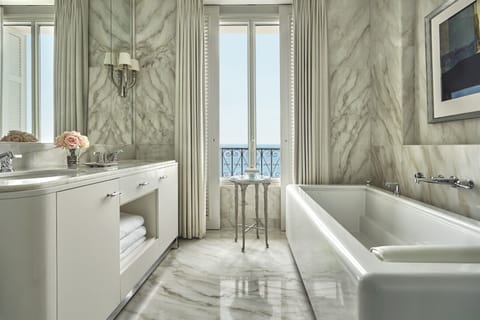 Four Seasons, Suite, 1 King Bed, Sea View | Bathroom | Shower, designer toiletries, hair dryer, bathrobes