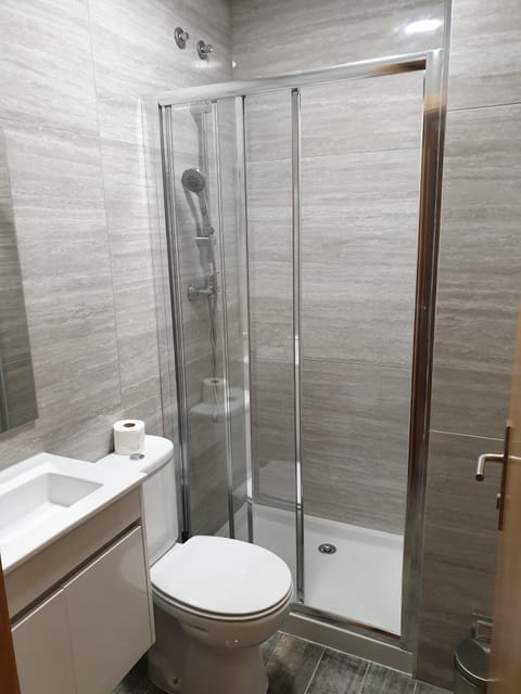 Basic Quadruple Room | Bathroom | Shower, free toiletries, hair dryer, towels