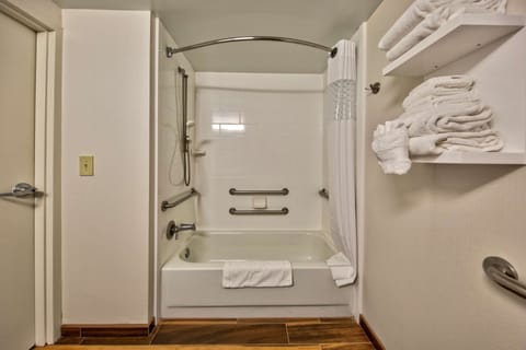 Room, 1 Queen Bed, Accessible, Non Smoking | Bathroom | Combined shower/tub, hydromassage showerhead, free toiletries