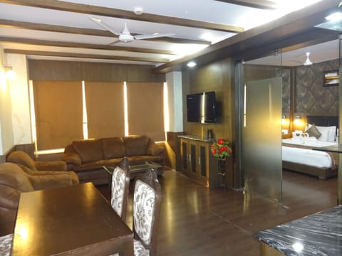 Luxury Suite | Minibar, in-room safe, desk, rollaway beds