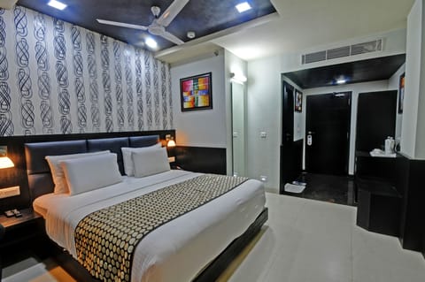 Deluxe Twin Room | Minibar, in-room safe, desk, rollaway beds