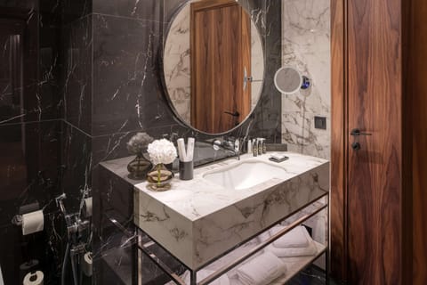 Executive Suite | Bathroom | Shower, rainfall showerhead, eco-friendly toiletries, hair dryer