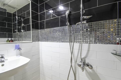 Superior Duplex | Bathroom | Shower, free toiletries, hair dryer, towels