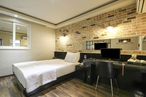 Comfort Room, 1 Queen Bed, Mountainside | Free WiFi