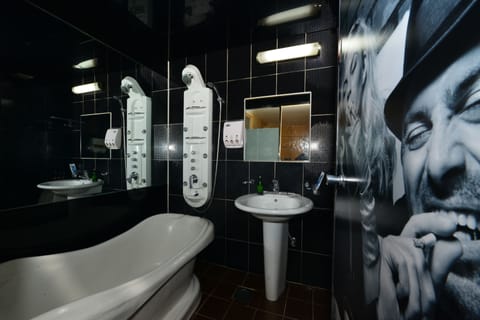 Deluxe Room | Bathroom | Shower, free toiletries, towels