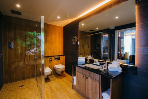 Presidential Suite | Bathroom | Shower, hair dryer, towels