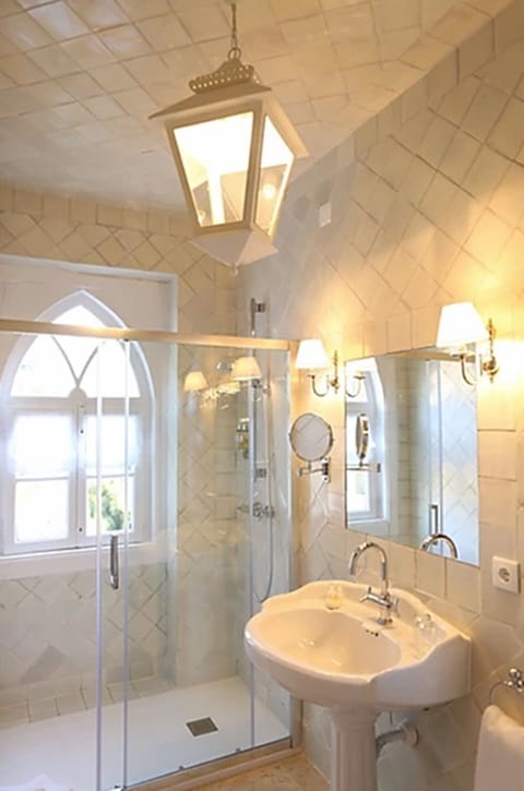 Royal Suite | Bathroom | Shower, free toiletries, hair dryer, bathrobes