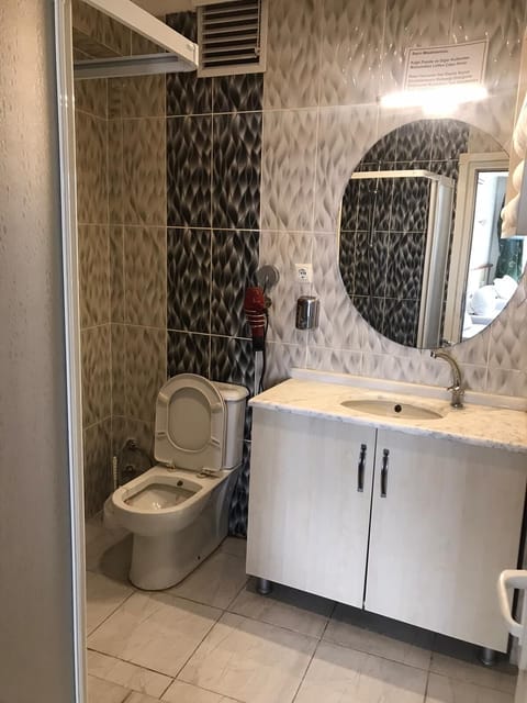 Standard Triple Room, Private Bathroom | Bathroom | Shower, hair dryer, towels