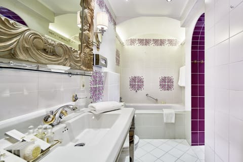 Deep soaking tub, free toiletries, hair dryer, bathrobes