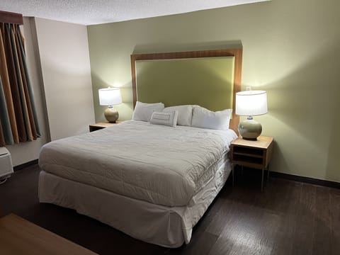 Suite, 1 King Bed, Non Smoking (Efficiency) | Premium bedding, pillowtop beds, desk, laptop workspace