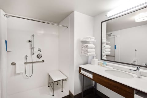 Combined shower/tub, free toiletries, towels