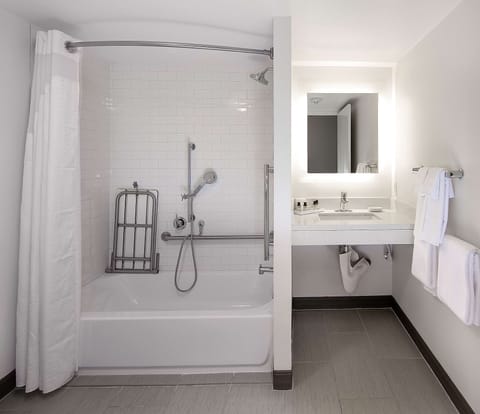 Room, 1 Queen Bed, Accessible, Bathtub (Hearing) | Bathroom | Combined shower/tub, designer toiletries, hair dryer, towels