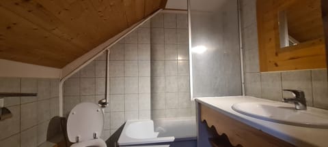 Standard Triple Room, Private Bathroom (sous les toits) | Bathroom