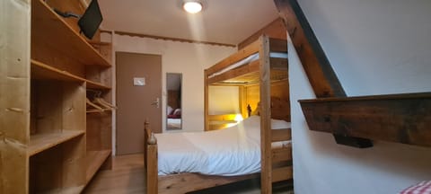 Standard Triple Room, Private Bathroom (sous les toits)