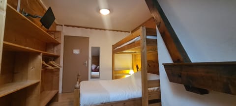 Standard Triple Room, Private Bathroom (sous les toits)