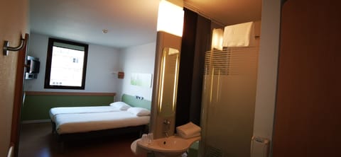 Twin Room, 2 Twin Beds | Bathroom | Shower, eco-friendly toiletries, hair dryer, towels