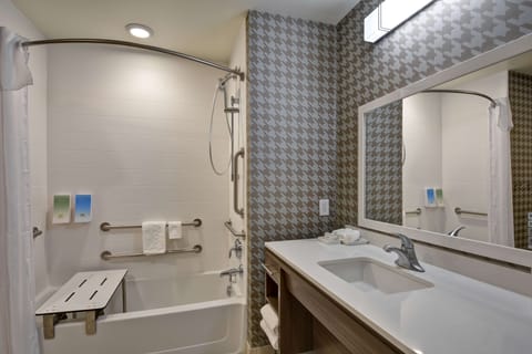 Deep soaking tub, free toiletries, hair dryer, towels