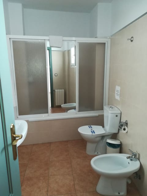 Superior Double Room | Bathroom | Combined shower/tub, free toiletries, bidet, towels