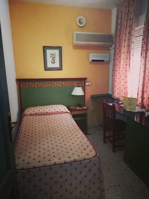 Single Room | Desk, free WiFi, bed sheets