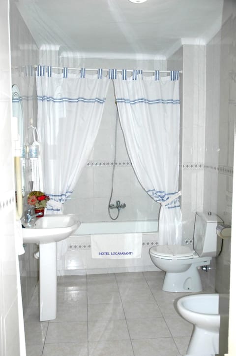 Combined shower/tub, free toiletries, bidet, towels
