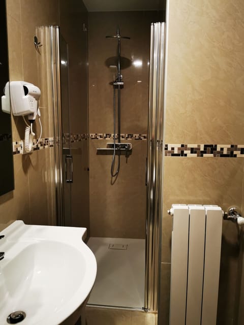 Single Room | Bathroom | Shower, free toiletries, hair dryer, bidet