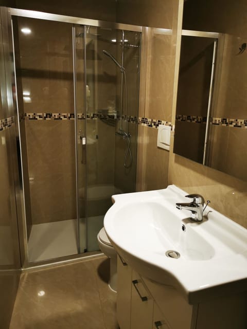 Double or Twin Room | Bathroom | Shower, free toiletries, hair dryer, bidet