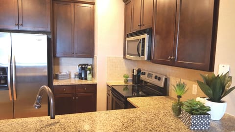 Modern Fully Stocked Kitchen - Stainless Appliances (Ice Maker & Water in Door)