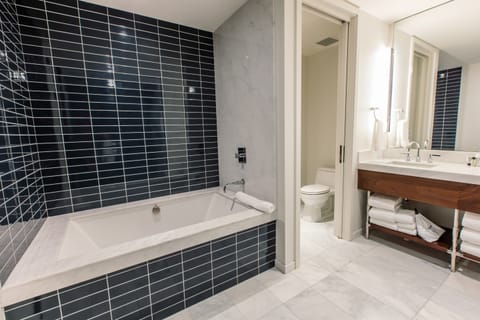 Cherry Suite, Accessible | Deep soaking bathtub