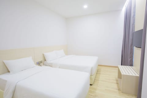 Deluxe Triple Room | Desk, iron/ironing board, free WiFi, bed sheets