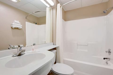 Combined shower/tub, hair dryer, towels