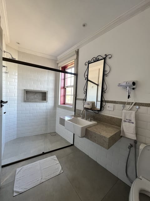 Deluxe Triple Room | Bathroom | Shower, free toiletries, hair dryer, towels