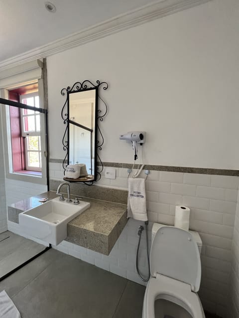 Deluxe Triple Room | Bathroom | Shower, free toiletries, hair dryer, towels