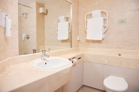 Standard Twin Room, 2 Twin Beds | Bathroom | Hair dryer, towels
